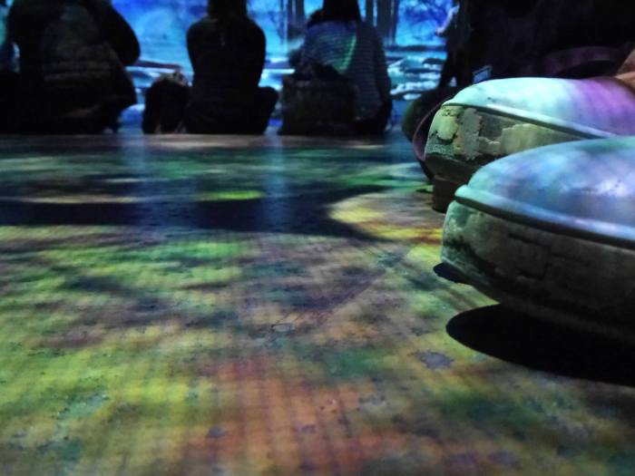 Dans le hall de l'Atelier des Lumières.