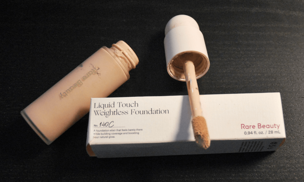 Le fond de teint liquide (nuance 140 C).