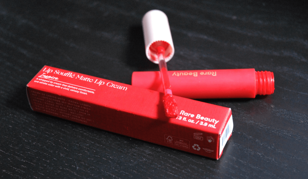 Le rouge à lèvre liquide (nuance "Inspire"). Il paraît que c'est "rouge orangé"...