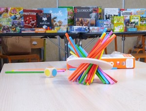 Au premier plan, un jeu pour enfants. Derrière, les jeux disponibles au prêt sont exposés.